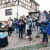 Eine Blasmusikgruppe hatte sich auch auf dem Dorfplatz von Frickenhausen eingefunden und erfreute die Besucher mit schönen Weihnachtsmelodien. Dirigent war Ralf Hartmann. Eine Blasmusikgruppe hatte sich auch auf dem Dorfplatz von Frickenhausen eingefunden und erfreute die Besucher mit schönen Weihnachtsmelodien. Dirigent war Ralf Hartmann.