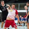 Sebastian Albus (Nr. 18) gibt alles, um sich gegen den Spieler der HSG Mainfranken durchzusetzen. Albus traf fünf Mal bei der 26:29-Niederlage.