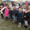 Der Grundschulchor beim Weihnachtsmarkt der Schulen.