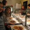 Guten Appetit: Tamina (links) und Simona aus der fünften Jahrgangsstufe am Balthasar-Neumann-Gymnasium holen sich in der Schulmensa ihr Mittagsessen. Hinter der Theke bedienen Ursula Roth (links) und Erika Martin. Noch ist offen, wer am Gymnasium künftig das Essen liefert.