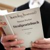 Turbulent geht es derzeit im Betrugs-Prozess um den Verkauf einer Reha-Klinik am Landgericht Würzburg zu. Die Anwälte des angeklagten Eigentümers der Schilling-Bank und seiner mitangeklagten Verdächtigen werfen dem Richter jetzt vor, befangen zu sein.