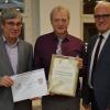 Egon Hüllmandel (Mitte) durfte den Umweltpreis 2018 von Bürgermeister Bruno Altrichter (rechts) und Martin Müller vom Bund Naturschutz entgegennehmen.