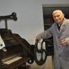 Die Anfänge lagen in einer Buchbinderei. Im Bild Oskar Hofmann an einer seiner rund 100 Jahre alten Maschinen. Die Anfänge lagen in einer Buchbinderei. Im Bild Oskar Hofmann an einer seiner rund 100 Jahre alten Maschinen.