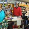 Nach über 100 Jahren gehört Spielwaren Hofmann in Hofheim in wenigen Wochen der Geschichte an. Im Bild Kundin Ruth Fleischmann, Oskar und Georg Hofmann und Kundin Amely Schober mit Söhnchen Leonardo.