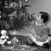 Mit Lametta und Christbaumkugeln war dieser beispielhaft ausgewählte Weihnachtsbaum in den 1950er Jahren geschmückt. 