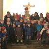 Die Kindergartenkinder mit Bischof Nikolaus