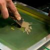Handarbeit: Mit Silberpaste wird die Alarmspinne aufgetragen. Handarbeit: Mit Silberpaste wird die Alarmspinne aufgetragen.