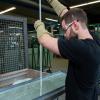 Bruchtest: Die Scheibe zerspringt in kleine Glaswürfel. Bruchtest: Die Scheibe zerspringt in kleine Glaswürfel.