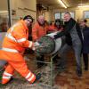 Die Feuerwehr Thüngersheim sorgt jetzt für frische Christbäume im Ort. Diese Aufgabe haben sie von Georg Leist mit Gattin Berni und Sohn Marco (rechts) übernommen, die sich bei der ersten Christbaumaktion der Floriansjünger von der ordnungsgemäßen Arbeit ihres Vorsitzenden Frank Remling (links) überzeugten.
