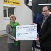 Christiane Alfes (Lebenshilfe Schweinfurt) und Walter Voit (NFZ-franken, Schweinfurt) bei der Spendenübergabe.