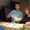Linda Grauschopf hilft René Lanowski beim Belegen der Brötchen. Linda Grauschopf hilft René Lanowski beim Belegen der Brötchen.
