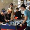 Linda Grauschopf spielt mit Jugendlichen im B-Hof Tischkicker. Linda Grauschopf spielt mit Jugendlichen im B-Hof Tischkicker.