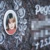 Ein Gedenkstein mit dem Porträt des Mädchens Peggy auf dem Friedhof in Nordhalben (Bayern).