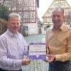 Kurdirektor Mike Bernasco (l.) und Bürgermeister Bernhard Kisch freuen sich über die Auszeichnung des Imagefilms und laden die Bad Windsheimer dazu ein, den Film Ihren Verwandten aus Nah und Fern an Weihnachten zu zeigen.