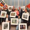 Beim "Pressefoto Unterfranken 2018" erhielt Daniel Karmann (Dritter von rechts) den Preis für das "Foto des Jahres". Hintere Reihe von links: Roberto Nernosi (Sparkasse Schweinfurt), Rainer Ankenbrand (Sparkasse Mainfranken), die Preisträger Anand Anders, Thomas Obermeier und Karl-Josef Hildenbrand, Esther Knemeyer Pereira (Universität Würzburg), Bezirkstagspräsident Erwin Dotzel, Marion Schäfer-Blake (Dritte Bürgermeisterin der Stadt Würzburg), die Preisträger Daniel Karmann und Wolf-Dietrich Weißbach sowie Michael Busch (Bayerischer Journalisten-Verband). Vordere Reihe von links: die Preisträger Julian Nimar und Patty Varasano.