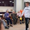 Wer ist der Nächste? Simon ist der geborene Animateur, er motiviert die Senioren zum Bowling.