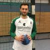 Zum Aufwärmen bei Spielen der DJK Waldbüttelbrunn trägt Felix Wolf Grün-Weiß, im Training oft Ausrüstung seines EX-Vereins HSC Bad Neustadt.