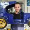 Komplett selbst gebaut: Am Modellauto, das Martin Schwarz während seiner Ausbildung erstellt hat, funktioniert sogar die Elekronik.