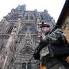 Nach dem Anschlag: Soldaten und Polizisten sind in der Innenstadt von Straßburg unterwegs.