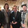 Freuten sich über den von Landtagspräsidentin Ilse Aigner überreichten Preis: von links Frank Hirschmann, HR Manager SKF GmbH, Wolfgang Heinze, Schwerbehinderten-Vertrauensmann und die beiden gehörlosen Mitarbeiter Marcel Köhler und Christian Vogel.