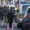 Polizisten stehen am Rand eines Gebäudes, in dem sich am Donnerstagvormittag ein bewaffneter Mann verschanzt hatte. Der ehemalige Mitarbeiter eines Unternehmens sei mit einer Pistole in das Büro der Firma gekommen und habe zwei Frauen in seiner Gewalt gehabt. 