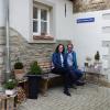 Es ist geschafft! Nach jahrelanger Arbeit sitzen Susanne Baur und Dieter Ludwig im Hof ihres Traumhauses, am sogenannten "Dieter Ludwig PLatz", wie ein von Freunden geschenktes Straßenschild über ihnen zeigt.