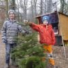 Maxi und Konrad mit ihrem ganz persönlichen Christbaum. Maxi und Konrad mit ihrem ganz persönlichen Christbaum.