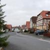 Blick auf den lang gestreckten Dorfplatz in Ipthausen. In seiner Sitzung am Donnerstagabend stimmte der Stadtrat der Planung zur Dorferneuerung zu und startete das Ausschreibungsverfahren für die Erneuerung von Wasserleitungen und Kanal.