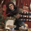 Zulayka Procher, Chefin des Salon Limón aus Köln, zeigt Schmuck aus Silberbesteck. Der Salon ist ein neuer Aussteller auf dem Weihnachtsmarkt.