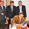 Cancales Bürgermeister Pierre Yves Mahieu (sitzend) trug sich in das Goldene Buch der Stadt Arnstein ein. Ihm zur Seite standen dabei (von links) Altbürgermeister und Ehrenbürger Roland Metz, amtierender Bürgermeister Franz Josef Sauer und dritter Bürgermeister Bernd Röll.