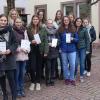 Die Schülerinnen des P-Seminars Mathematik der Theodosius-Florentini-Schule mit ihrer Lehrerin Henrike Hohmann (rechts) haben Gemünden einen Wanderweg mit Rechenaufgaben geschenkt. Kulturamtsleiterin Jasna Blaic (Zweite von rechts) dankte ihnen im Namen der Stadt.