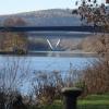 Als schmales blaues Band überspannt die neue Gemündener Mainbrücke den Fluss, vor der wuchtigen Betonkonstruktion der ICE-Linie Würzburg–Hannover im Hintergrund.