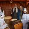 Die Attraktion des Weihnachtsmarktes "Lebende Krippe" in Wiesenfeld waren die Heilige Familie im Stall mit einem Kälbchen und zwei Eseln sowie das Christkind mit seinen beiden Engeln. Im Bild von links: Clara Gopp, Laura Röder, Oliver und Jenny Schwab und Sophie Binner. In der Krippe schläft Baby Lean.