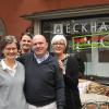 Die Geschäftsinhaber Birgit und Martin Oechsner (vorne) und ihr Team freuen sich über 25 Jahre „Eckhaus“.