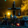 Ein Kreuz und Kerzen erinnert an die elfjährige Janina und ihren tragischen Tod in der Neujahrsnacht 2016 in Unterschleichach.