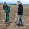 Bio-Landwirt Michael Mäuser (links) und sein Helfer Harald Eisenmann beim Pflanzen einer Hecke auf Mäusers Grund westlich von Kolitzheim. Im Hintergrund ist schön zu sehen, wie stark große Teile der Landschaft zwischen Steigerwald und Main ausgeräumt sind.