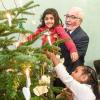 Mädchen und Buben der Kindertagesstätte St. Rita in Würzburg schmücken den Weihnachtsbaum am Sitz der Regierung von Unterfranken. Mädchen und Buben der Kindertagesstätte St. Rita in Würzburg schmücken den Weihnachtsbaum am Sitz der Regierung von Unterfranken.