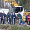 Mitarbeiter des Landratsamtes, der Stadt Weikersheim, der Baufirma Bokmeier und der Teilnehmergemeinschaft der Waldneuordnung Weikersheim – Elpersheim (Wald) beim Spatenstich.