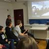 Skypen mit Indien: der Englischlehrer der Klasse 9c, Marco Emrich, der die Aktion mit vorbereitet hatte, mit einem Teil der Klasse.