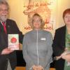 Professor Dr. Guido Fuchs sprach im Kloster Wechterswinkel über Riten und Rituale rund um den Heiligabend. Begleitet wurde er dabei gesanglich von seiner Gattin Monika (rechts). In der Mitte Kreiskulturmanagerin Dr. Astrid Hedrich-Scherpf.