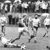 Glorreiche Zeiten am Holzhäuser Tivoli: Nicht nur beim 1:4 im Pokalspiel gegen den FC Schweinfurt 05 (Bildmitte der damalige Schweinfurter Spielertrainer Werner Lorant) im November 1986 war bei den Sportfreunden richtig was los. Franz Weiprecht, Reiner Imhof, Thomas Schloßnagel, Rainer Sauer, Theo Pottler und Torwart Rainer Müller (von links) erlebten tolle Zeiten in Holzhausen. Die aber sind vorbei.
