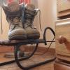 In ihnen ist der Bub wieder heil aus Afghanistan zurückgekommen: Die Bundeswehrstiefel von Sven Gottschalk in Mutters Schlafzimmer.