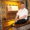 Kantor Karl-Heinz Sauer an der Winterhalter-Orgel.