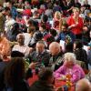 Um die 400 Gäste und Helfer feierten am Dienstag im Pfarrzentrum Heiligkreuz in der Zellerau in Würzburg mit der Gemeinschaft Sant'Egidio Weihnachten. Die Gemeinschaft lädt alljährlich am ersten Weihnachtsfeiertag alte, hilfsbedürftige, sozial schwache und geflüchtete Menschen zu einem großen Festmahl ein.