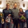 (sn)   Die Stadt Königsberg hat ihre Mitarbeiter Horst Degel, Willi Fischer und Helmut Koch in den Ruhestand verabschiedet. Zusammen waren sie 97 Jahre in verschiedenen Funktionen für die Stadt tätig: Horst Degel als Bauhofvorabeiter, Willi Fischer als Mitarbeiter im Bauhof und Helmut Koch als Forstwirt. Bürgermeister Claus Bittenbrünn würdigte den Werdegang der drei. Helmut Koch trat vor 45 Jahren als Saisonarbeiter für den Wald in die Stadt ein und wurde 1983 in Vollzeit angestellt. 1989 bildete er sich zum Forstwirt weiter. Horst Degel kam am 1. Mai 1988 zur Stadt Königsberg und war seit 2009 Vorarbeiter im Bauhof und als gelernter Maschinenschlosser als Allrounder für alles einsetzbar. Von Willi Fischer und seinen Fähigkeiten als Schreiner und mit Kenntnissen in der Holzverarbeitung profitierte Königsberg 22 Jahren. Zusammenfassend meinte Bittenbrünn: „Lieber Horst, lieber Willi, lieber Helmut, Mähen, Schneiden, Fällen, Kehren, Mauern, Pflastern, Winterdienst, für alles ward ihr zuverlässige Mitarbeiter. Das Schlimme ist immer nur: Der Bürger bemerkt es nur, wenn es mal nicht oder noch nicht gemacht ist. Ihr habt so manche Herausforderung gemeistert und viele Veränderungen bewältigt. Mit dieser Erkenntnis könnt ihr in den verdienten Ruhestand eintreten.“ Für diesen wünschte Bittenbrünn den Ruheständlern, dass sich die Erwartungen, die sie mit dem neuen Lebensabschnitt verbinden, erfüllen. Im Bild (von links) Bürgermeister Bittenbrünn, Horst Degel mit Frau Angelika, Willi Fischer mit Frau Gitta und Helmut Koch mit Frau Ilse.