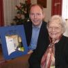 Bürgermeister Stefan Güntner gratulierte Gertrude Krumpholz.