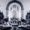 Die Hofheimer Stadtpfarrkirche in der Ausgestaltung durch Karl Gerhard. Es zeigt Gott Vater und die Taufe von Jesus durch Johannes den Täufer. Gemalt wurden die Altarbilder im Jahr 1931.