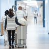 Umzugsteam in weißen Westen: Alle Mitarbeiterinnen und Mitarbeiter der Kliniken packen für einen reibungslosen Umzug mit an. Umzugsteam in weißen Westen: Alle Mitarbeiterinnen und Mitarbeiter der Kliniken packen für einen reibungslosen Umzug mit an.