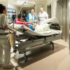 Umzug im Liegen: Im eigenen Krankenhaus-Bett wurden die Patienten vom Altbau in die neuen Räume des Rhön-Klinikum-Campus gebracht.