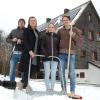 Schnee schippen am Würzburger Haus vor der Neueröffnung (von links): Pächter Frank Reuter, Julia Geier (Hauskeeping), Franziska Schaller (Leiterin Service) und Küchenchef Andreas Ziller.